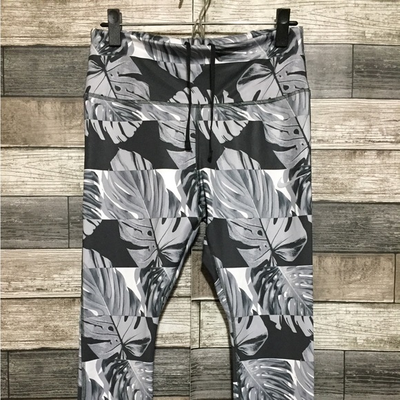 Nike Dri Fit Floral Crop Capri Leggings Women’s L Black Gray (Inseam 20) - Picture 5 of 10